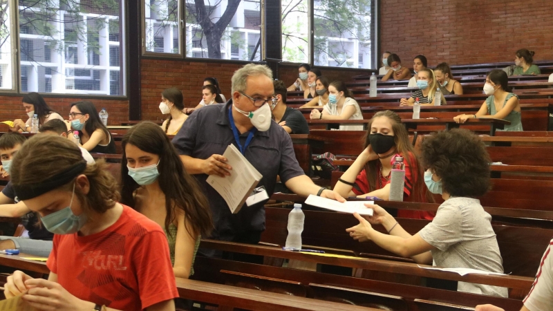 Un profesor reparte un examen de las PAU en la Facultad de Economía de la UB. - (Maria Belmez  ACN)