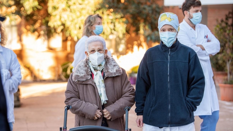 Araceli y Mónica, la residente más longeva de la Residencia de mayores Los Olmos y la sanitaria más joven, tras recibir la segunda dosis de la vacuna Pfizer-BioNTech, en Guadalajara, Castilla-La Mancha (España)