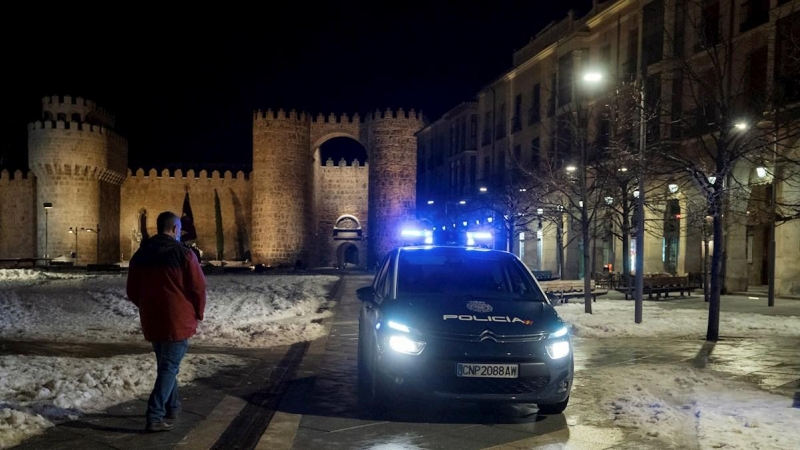 Un coche de la Policía Nacional en la plaza de Santa Teresa de Ávila.