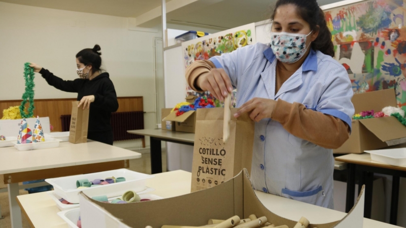 Unes dones amb discapacitat auditiva preparant bosses de cotilló sense res de plàstic, a la Fundació Topromi a la Canonja (Tarragonès).