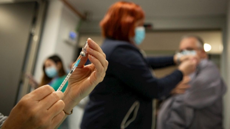 Un sanitario prepara la dosis de una vacuna contra la covid.