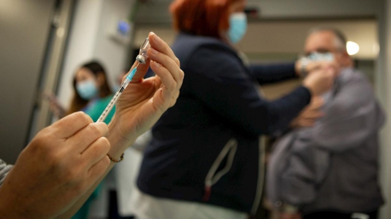 Un sanitario prepara la dosis de una vacuna contra la covid.