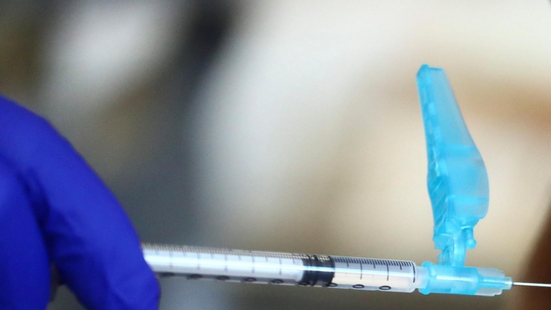 Una sanitaria administra una dosis de la vacuna de Pfizer en un centro médico de la Comunidad de Madrid