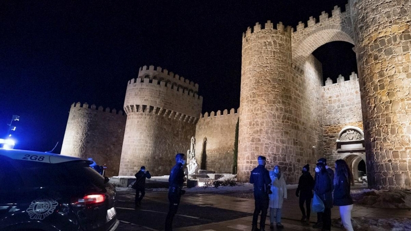 17/01/2021 - Agentes de la Policía Nacional durante el primer día con toque de queda a las 20:00 horas en Ávila.