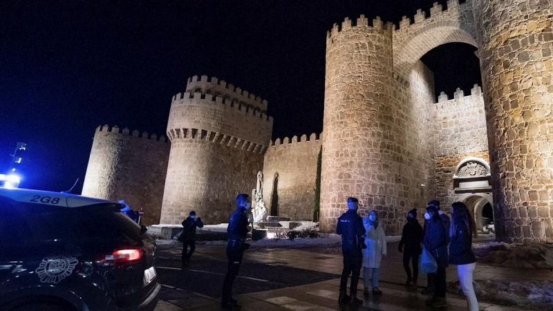 17/01/2021 - Agentes de la Policía Nacional durante el primer día con toque de queda a las 20:00 horas en Ávila.