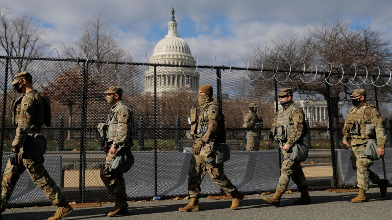 Miembro de las Guardia Nacional en la inmediaciones del Capitolio.