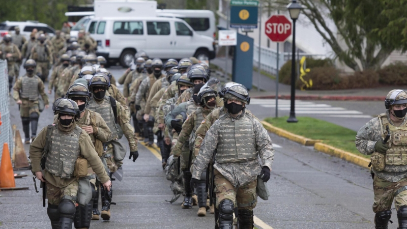 los miembros de la Guardia Nacional llegan al edificio del Capitolio del Estado de Washington antes de la próxima inauguración del presidente electo Joe Biden.