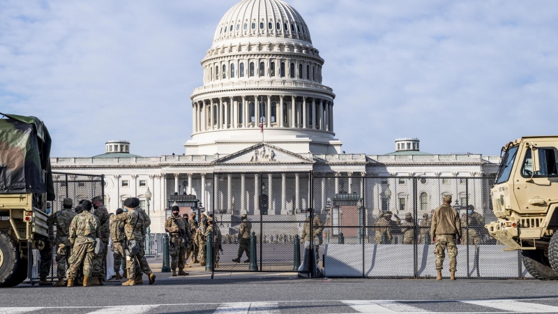Las tropas de la Guardia Nacional montan guardia con cercas no escalables que se instalaron recientemente alrededor del Capitolio.