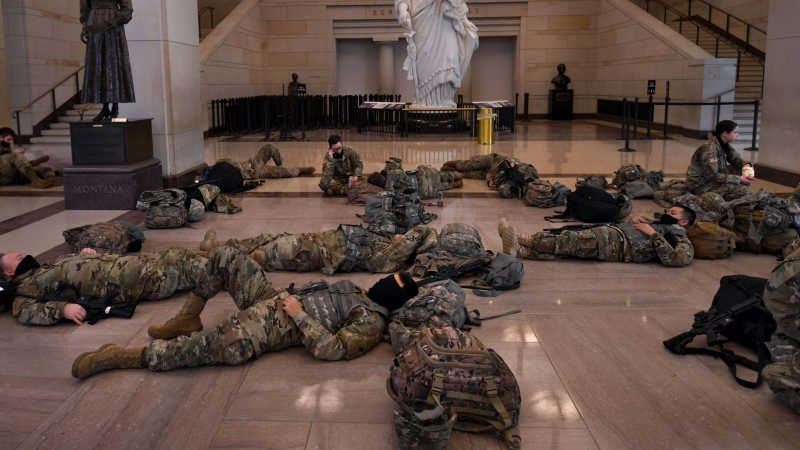 Las tropas de la Guardia Nacional descansan dentro del Capitolio de los Estados Unidos mientras protegen el edificio antes de la próxima toma de posesión del presidente electo Joe Biden.