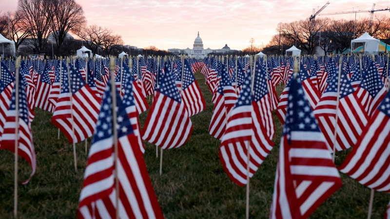 Se ven banderas en el National Mall para representar a las personas que no pueden viajar para la inauguración en Washington.