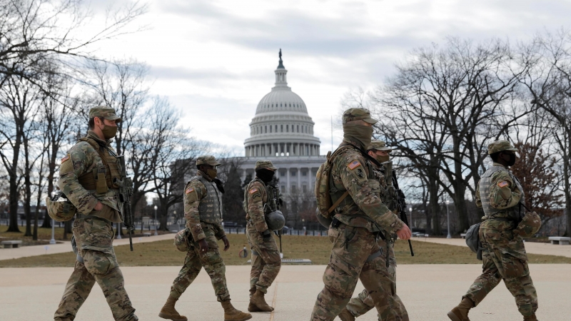 Miembros de la patrulla de la Guardia Nacional cerca del edificio del Capitolio de EE. UU. Antes de la inauguración del presidente electo de EE. UU. Joe Biden