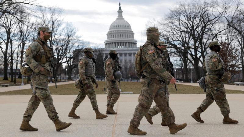 Miembros de la patrulla de la Guardia Nacional cerca del edificio del Capitolio de EE. UU. Antes de la inauguración del presidente electo de EE. UU. Joe Biden