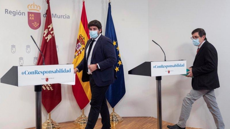 El presidente de la Región de Murcia, Fernando López Miras, junto al Consejero de Salud, Manuel Villegas, ambos del Partido Popular.