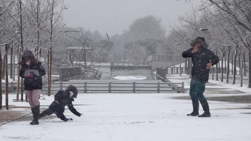 07/01/2021.- Niños juegan con la nieve en el Parque Juan Carlos I tras el paso de la borrasca Filomena, en Madrid. Eduardo Parra / Europa Press