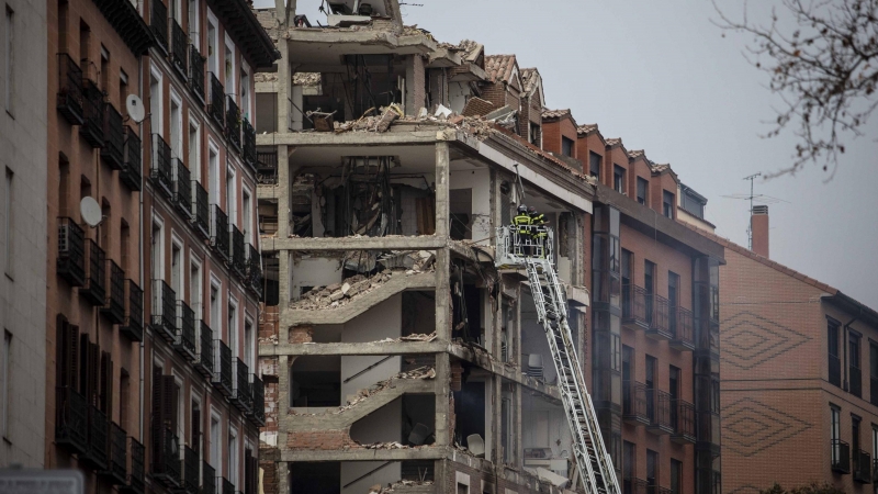 Imagen de la explosión de un edificio en la calle Toledo 98 en el centro de Madrid