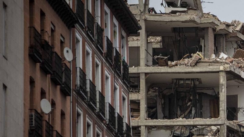 Imagen de la explosión de un edificio en la calle Toledo 98 en el centro de Madrid