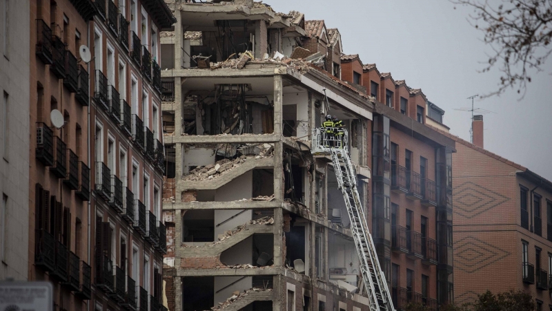 Imagen de la explosión de un edificio en la calle Toledo 98 en el centro de Madrid