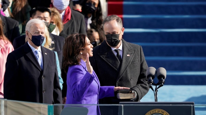 Kamala Harris hace historia jurando el cargo de vicepresidenta de los Estados Unidos.