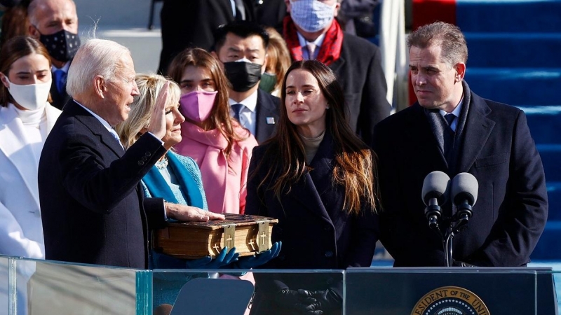 El nuevo presidente de los Estados Unidos, Joe Biden, jura su cargo sobre la Constitución.