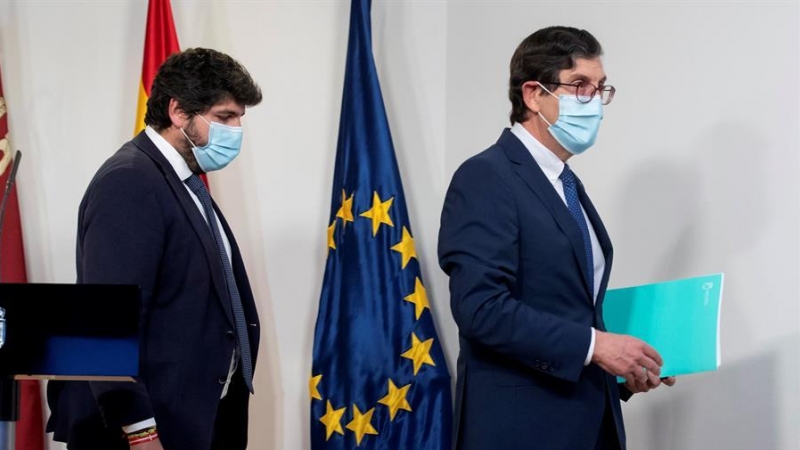 El consejero de Salud de la Comunidad de Murcia Manuel Villegas (d), durante un momento de la rueda de prensa que ofrecido junto al presidente de la comunidad Fernando López Miras (i), para anunciar su dimisión como consejero, este miércoles en el Palaci