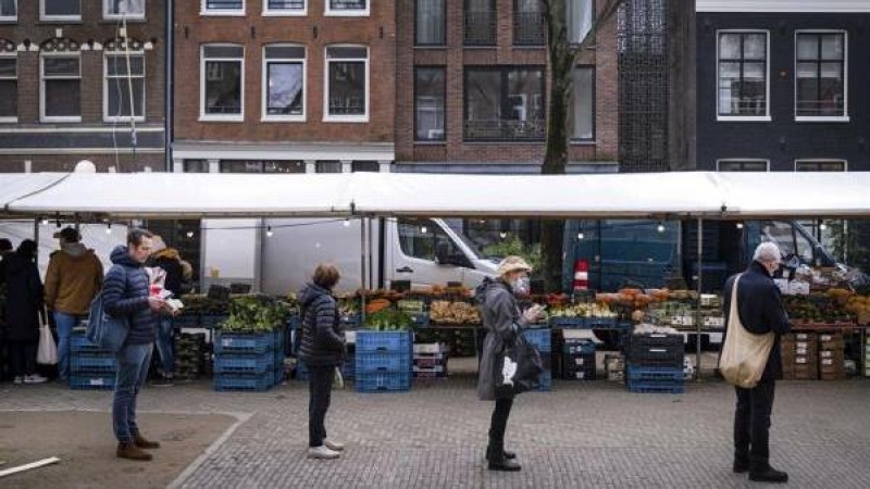 Cola para comprar alimentos en Países Bajos por la Pandemia.