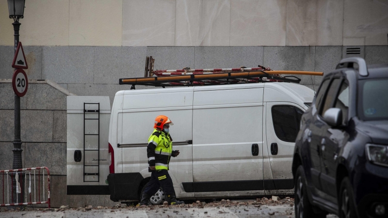 Imagen de un bombero en el lugar de la explosión en el centro de Madrid