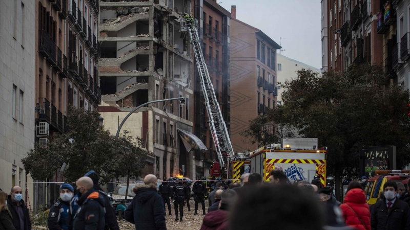 Varios viandantes en el lugar de la explosión en el centro de Madrid