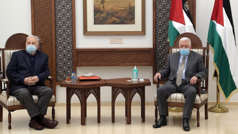 Fotografía facilitada por la oficina del presidente palestino. Mahmud Abás se reúne con el presidente del Comité Electoral Central Palestino, Hana Naser.