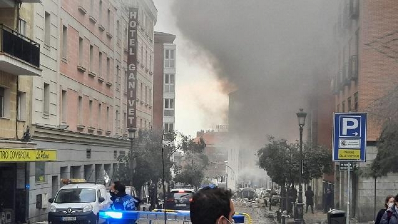 Un coche de policía municipal llega a la calle Toledo tras una fuerte explosión que ha hundido tres plantas de un edificio