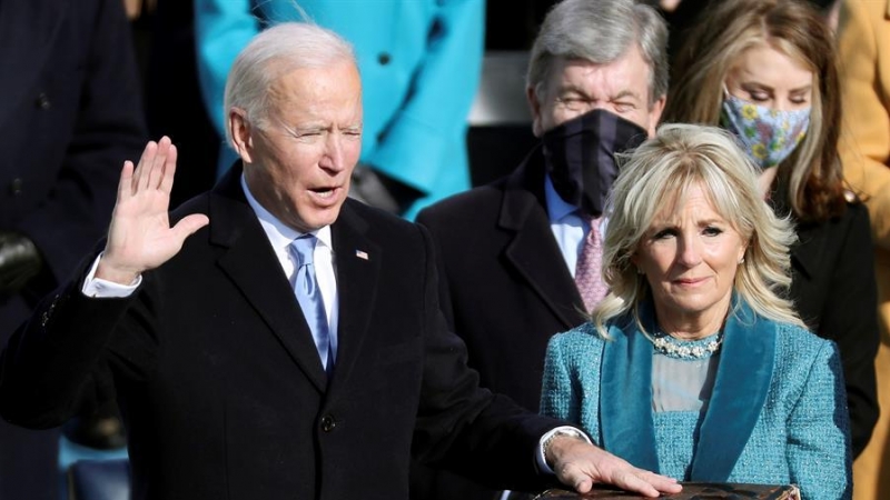 El president electe dels EUA, Joe Biden (esquerra) al costat de la Dra. Jill Biden (C), mentre el president del Tribunal Suprem John Roberts, de la Cort Suprema, li dona jurament al càrrec durant la cerimònia inaugural del president electe Joe Biden i el