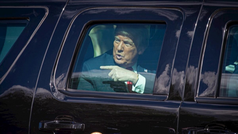 Donald Trump, en un coche a su llegada a West Palm Beach, en el sureste de Florida.