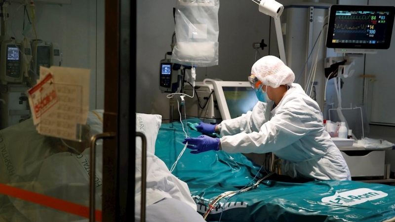 19/01/2021.- Profesionales sanitarios trabajan en una de las UCI del Hospital Clínic de Barcelona para pacientes covid.