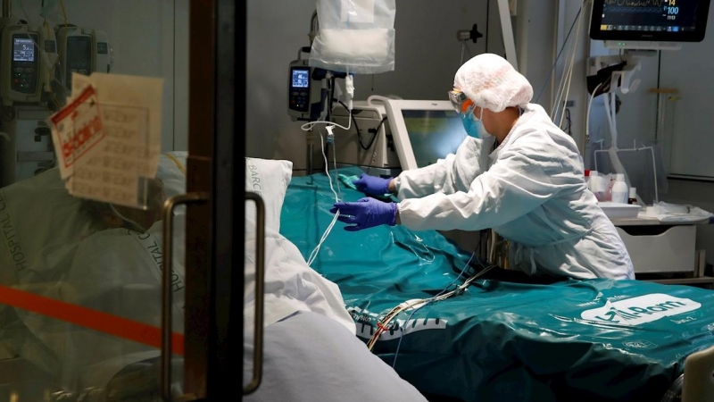 19/01/2021.- Profesionales sanitarios trabajan en una de las UCI del Hospital Clínic de Barcelona para pacientes covid.