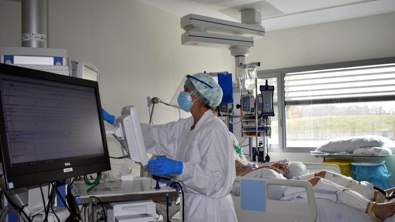 Un dels boxs de l'UCI de l'hospital Santa Caterina de Salt amb un pacient ingressat per coronavirus.