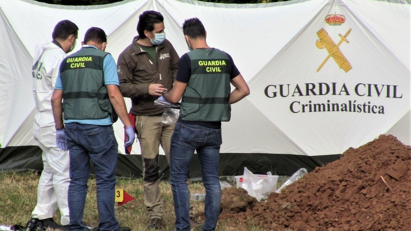 La Guardia Civil acudió a la fosa común de El Rellán acompañando a la jueza del Juzgado de Primera Instancia e Instrucción de Grado.