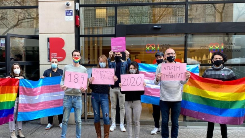 Membres de l'Observatori Contra l'Homofòbia concentrats davant del centre LGTBI de Barcelona. ​