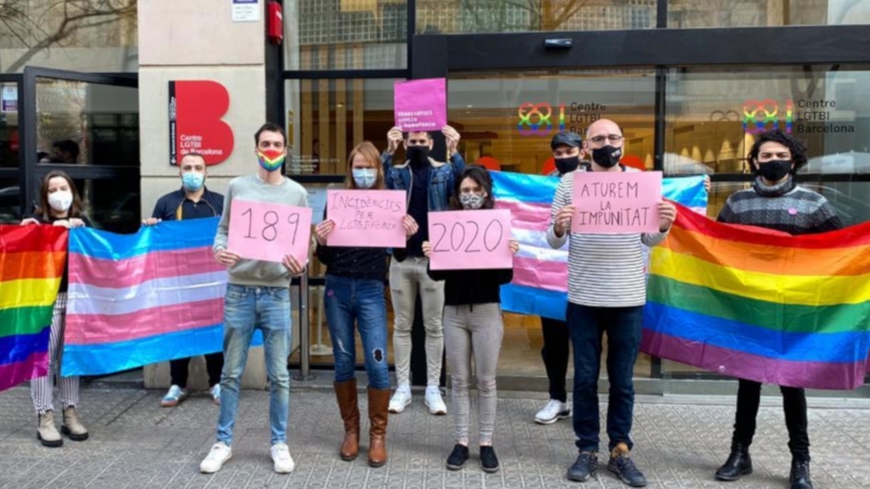 Membres de l'Observatori Contra l'Homofòbia concentrats davant del centre LGTBI de Barcelona. ​