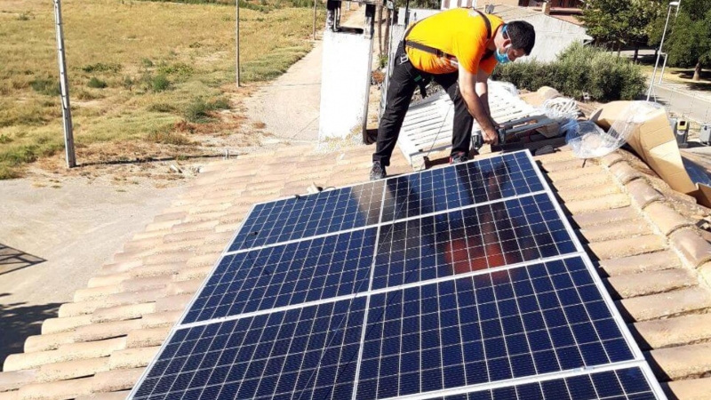 Instal·lació de plaques fotovoltaiques a teulades de Raimat, Lleida.