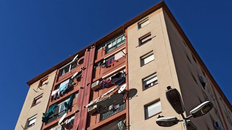 Els fanals del barri de Sant Roc, a Badalona, estan sense vidres. Quan se'n va la llum, el sistema d'il·luminació públic tampoc funciona.
