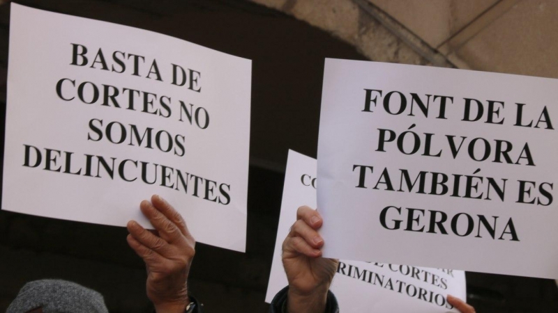 Dues pancartes dels veïns de Font de la Pólvora queixant-se a l'ajuntament de Girona aquest divendres 8 de gener de 2021.