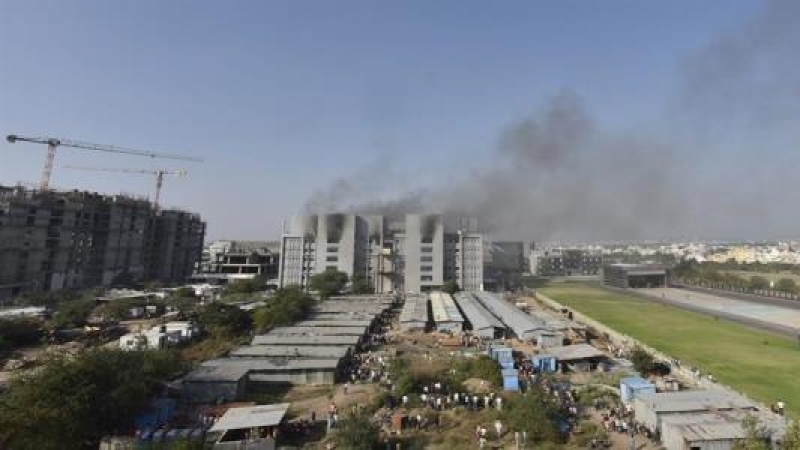 cendio en el Serum Institute of India, donde se produce la vacuna de AstraZeneca contra el coronavirus.