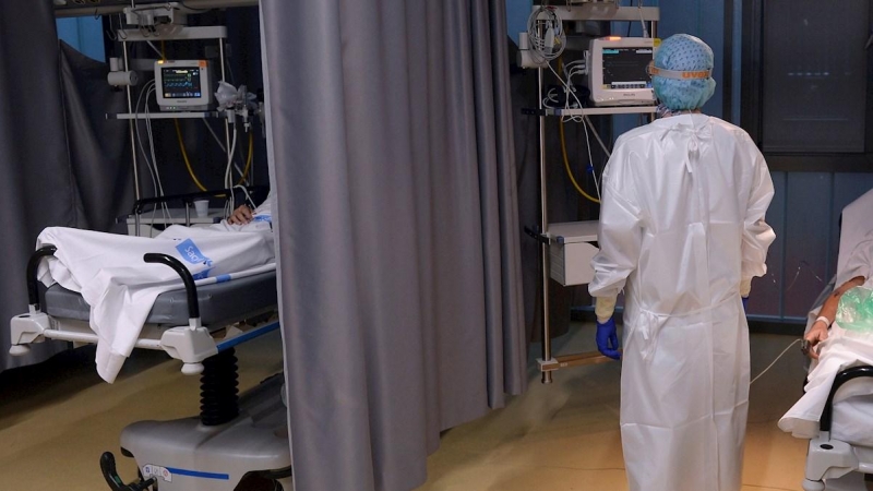 Un médico de Urgencias del Hospital Pío del Rio Hortega de Valladolid observa el monitor de uno de los pacientes ingresados por covid 19 este jueves.