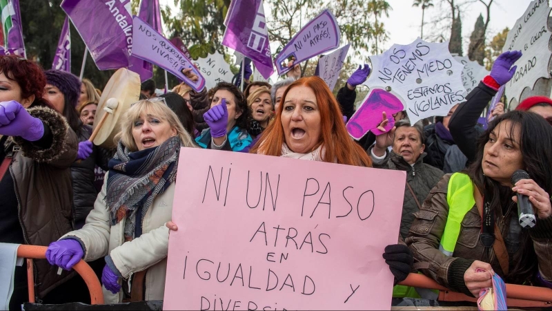 Imagen de archivo de una manifestación frente al Parlamento andaluz. EFE