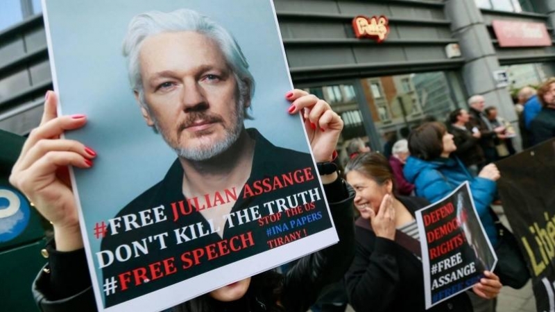 Dominio Público - Condena a Assange e indulto para Bannon