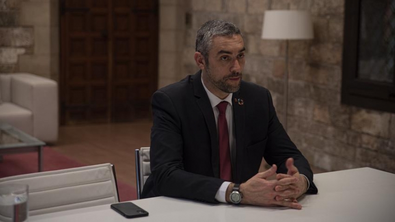 El conseller Bernat Solé al seu despatx del Departament d'Acció Exterior, durant l'entrevista.