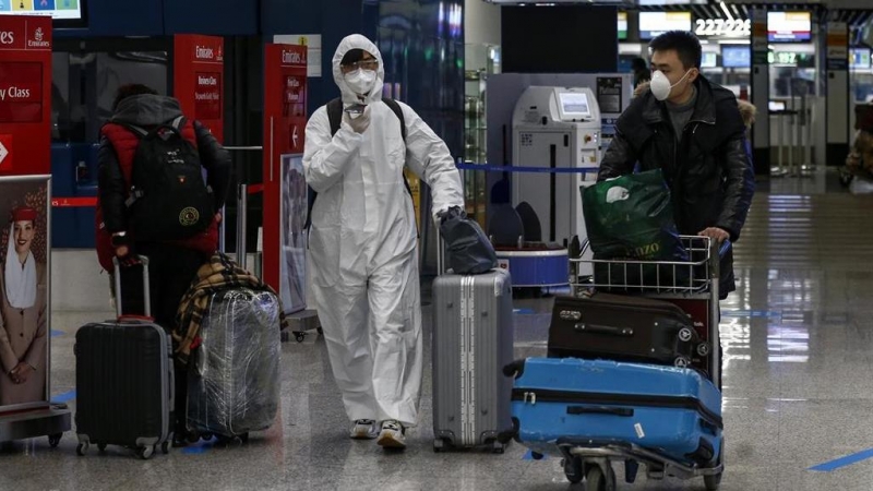 Pasajeros en el Aeropuerto de Fiumicino, en la capital de Italia, Roma.