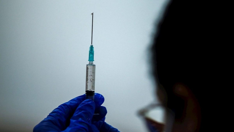 21/01/2021.- Personal sanitario prepara la segunda dosis de la vacuna contra el Covid-19 de Pfizer-BioNTech.
