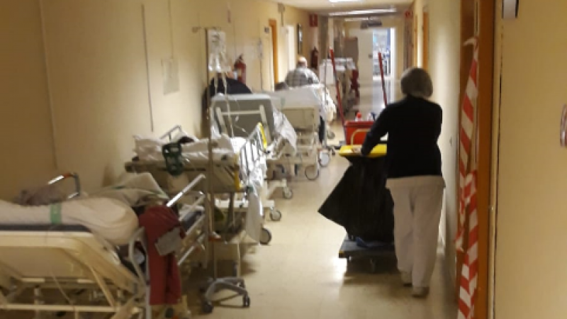 Castilla-La Mancha: Camas en los pasillos de las urgencias del Hospital  Virgen de la Salud de Toledo | Público