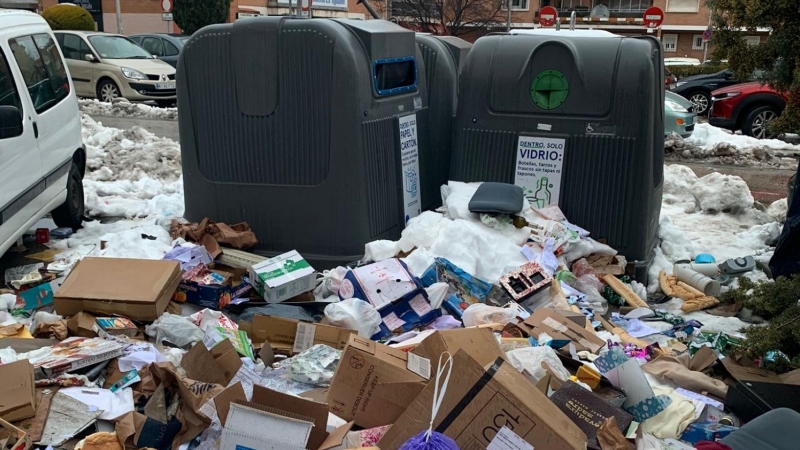 Contenedores llenos de basura en la Calle Santa Virgilia al frente del metro parque de Santa María (Madrid), este miércoles.