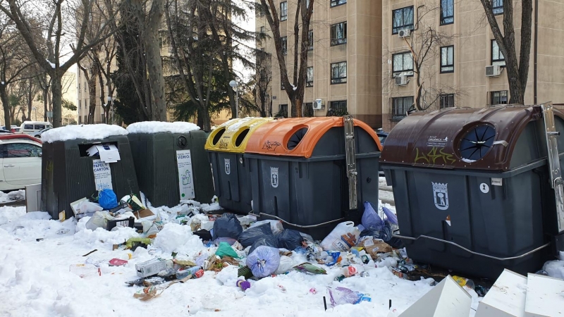 Contenedor lleno de basura en Puerta del Ángel (Madrid).